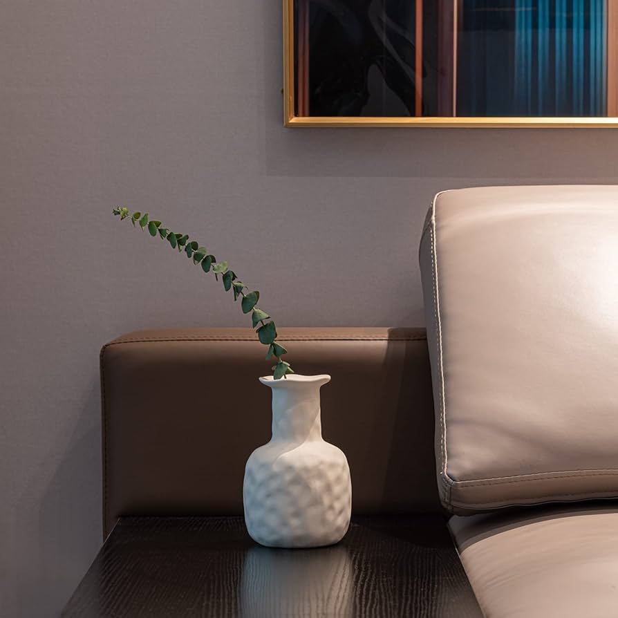 ivory vas på brun sängbord skandinavisk stil