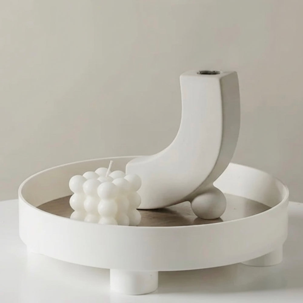 beige keramikvas curve stylad i skandinavisk inredning