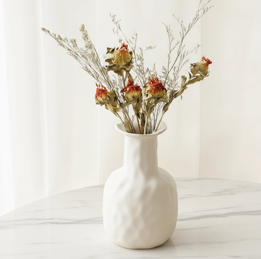 matt beige ivory vas på bord minimalisk inredning