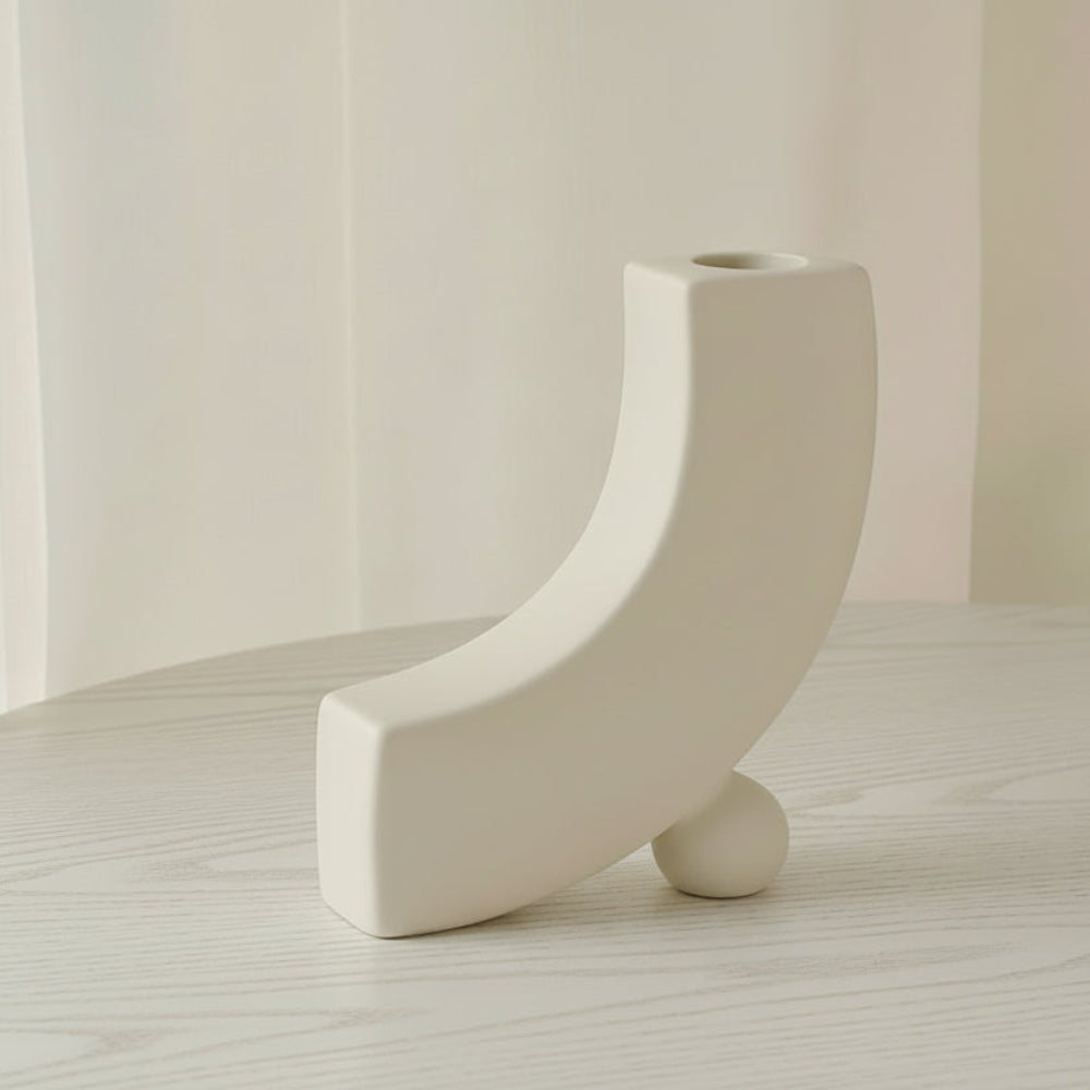 skulptural curve vas i beige keramik på bord