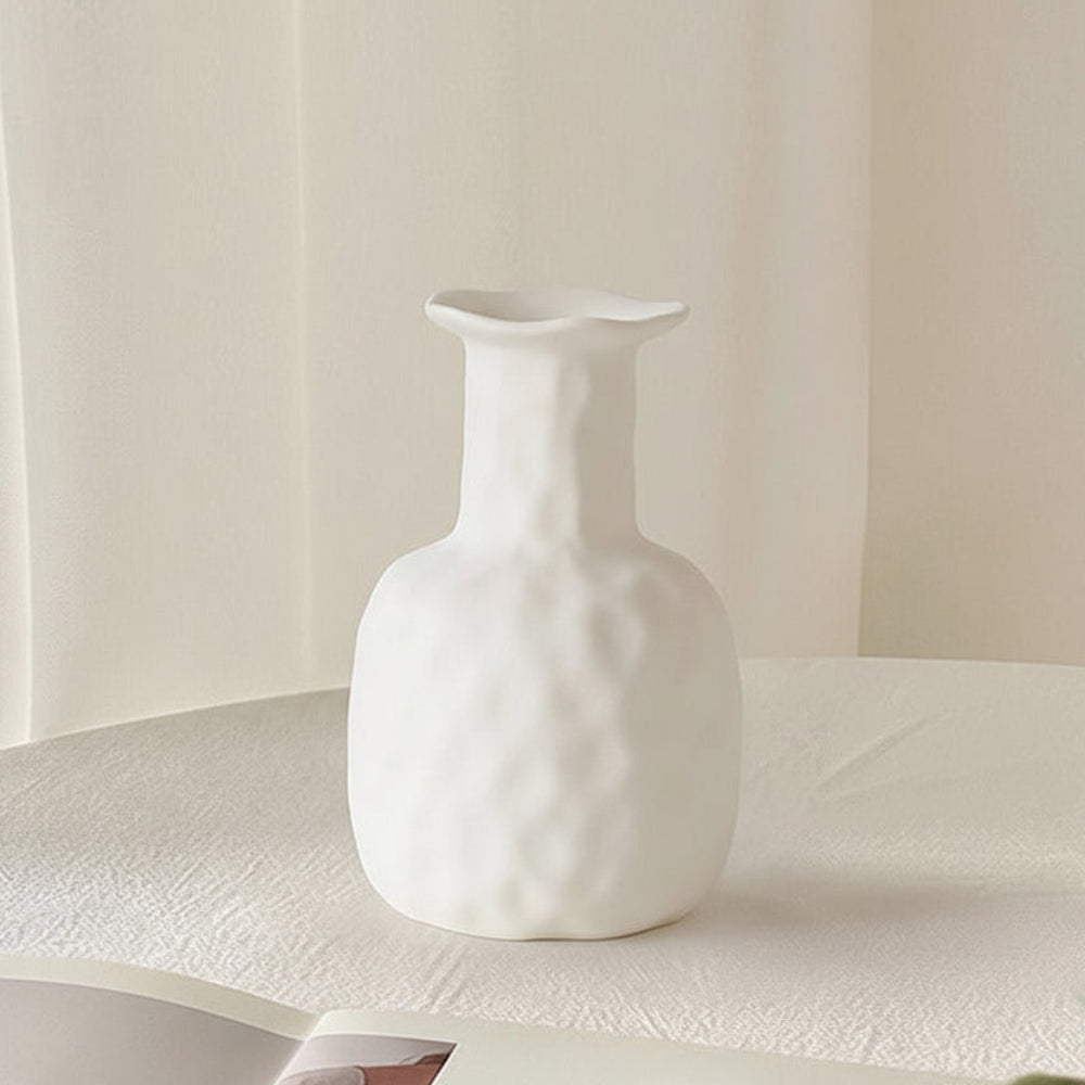 närbild ivory keramikvas med strukturerad yta