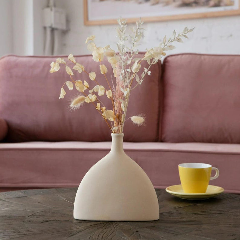 keramikvas dune på bord skandinavisk stil