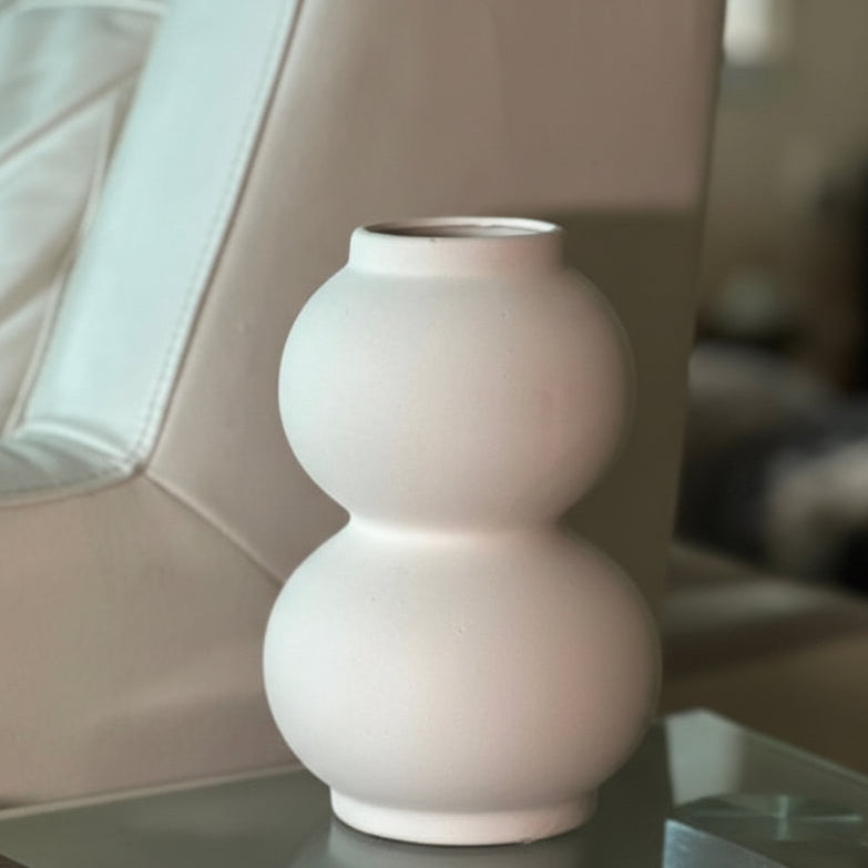 skulptural bubble vas i beige keramik i minimalisk hem