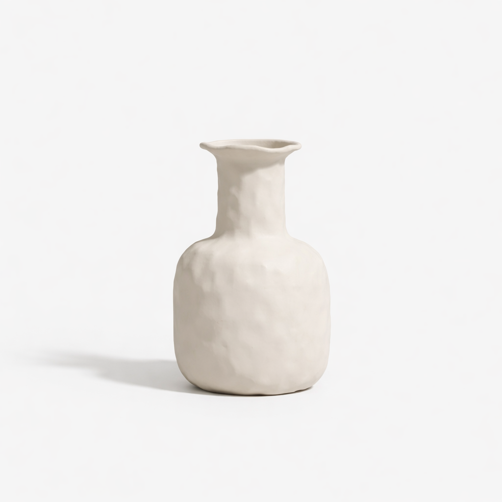 Skulptural vas i matt beige keramik – Ivory | skandinavisk design