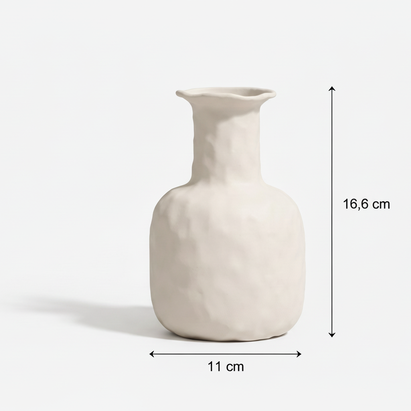 Skulptural vas i matt beige keramik – Ivory | skandinavisk design
