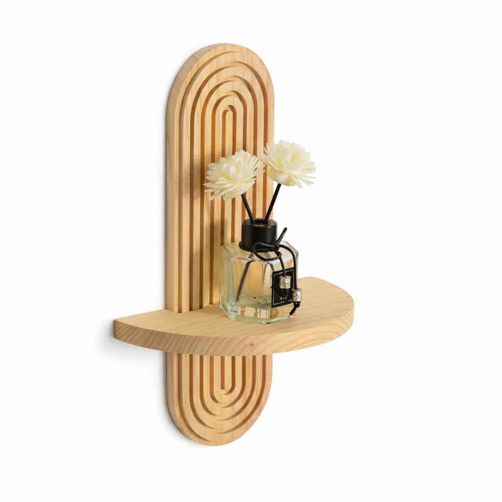 vägghylla i naturfärgat trä med regnbågsdesign