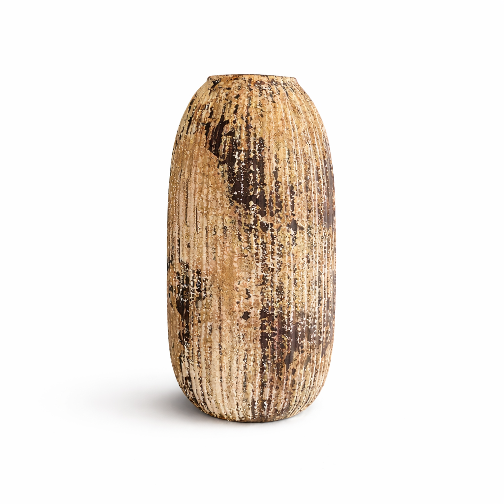 skulptural keramikvas med rustik yta i naturtoner