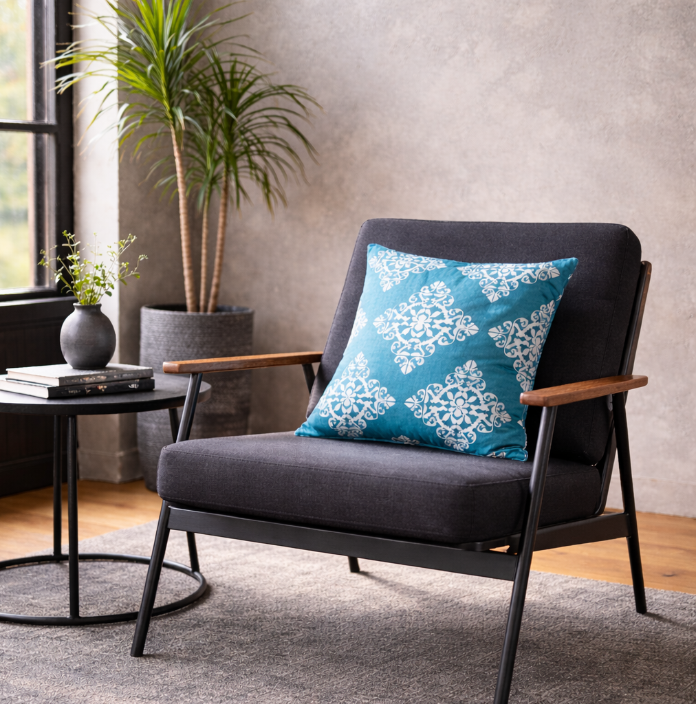 turkost damask kuddfodral på modern fåtölj