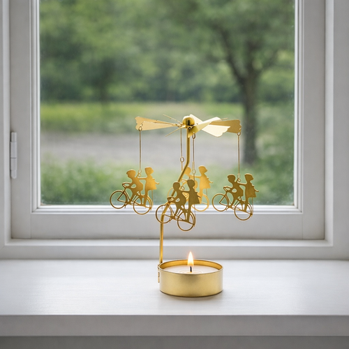 guld änglaspel vid fönster naturligt ljus