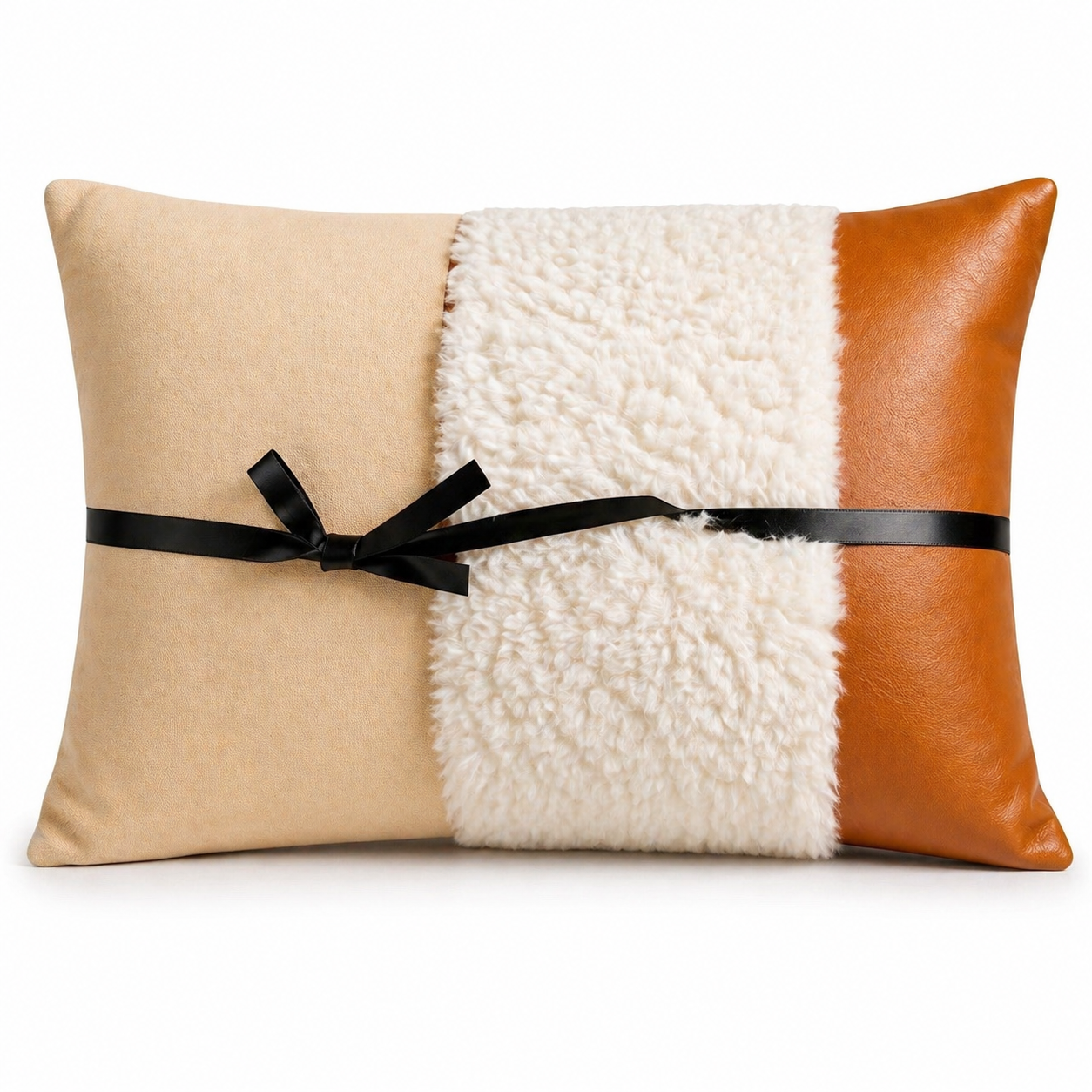 beige-kuddfodral-med-konstlader-och-boucle-vit-bakgrund