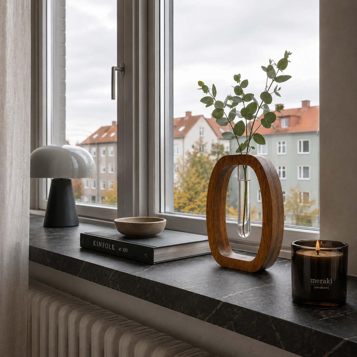 trävas med glasrör i fönster